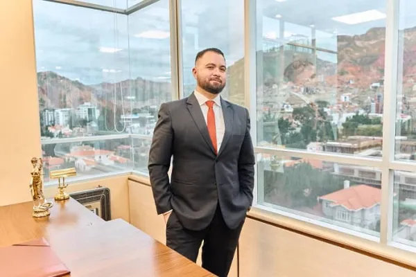 Dr. Fernando Flores
